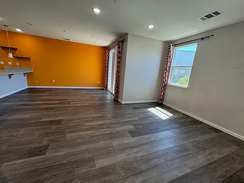 555 Clover Cir — Photo 2