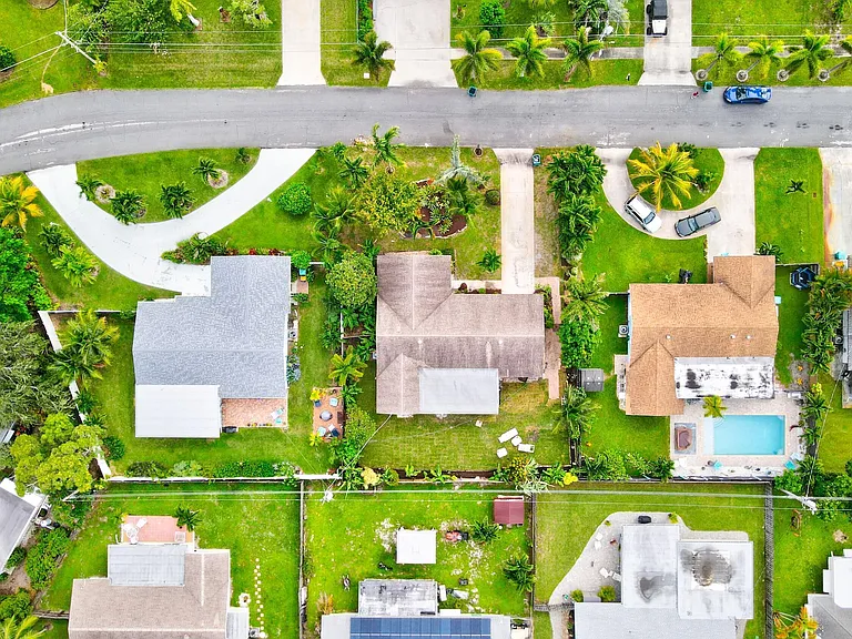 1036 Coral Dr — Photo 4