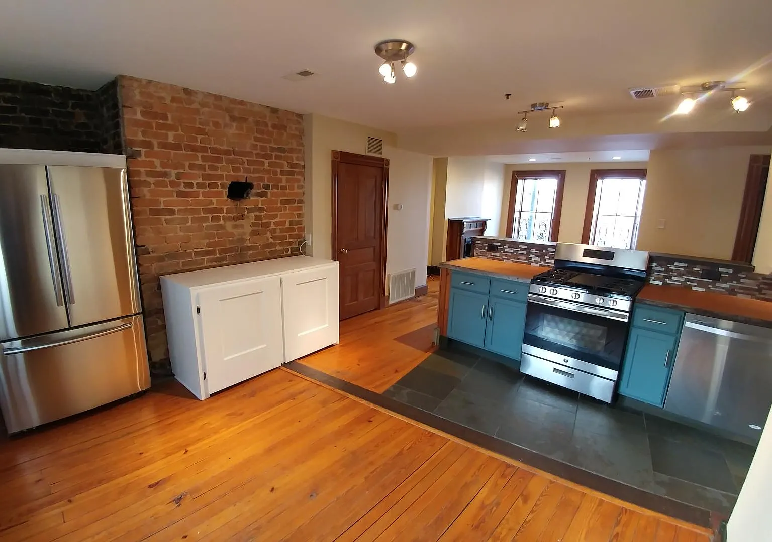 237 N. Sycamore Street - B — Photo 2