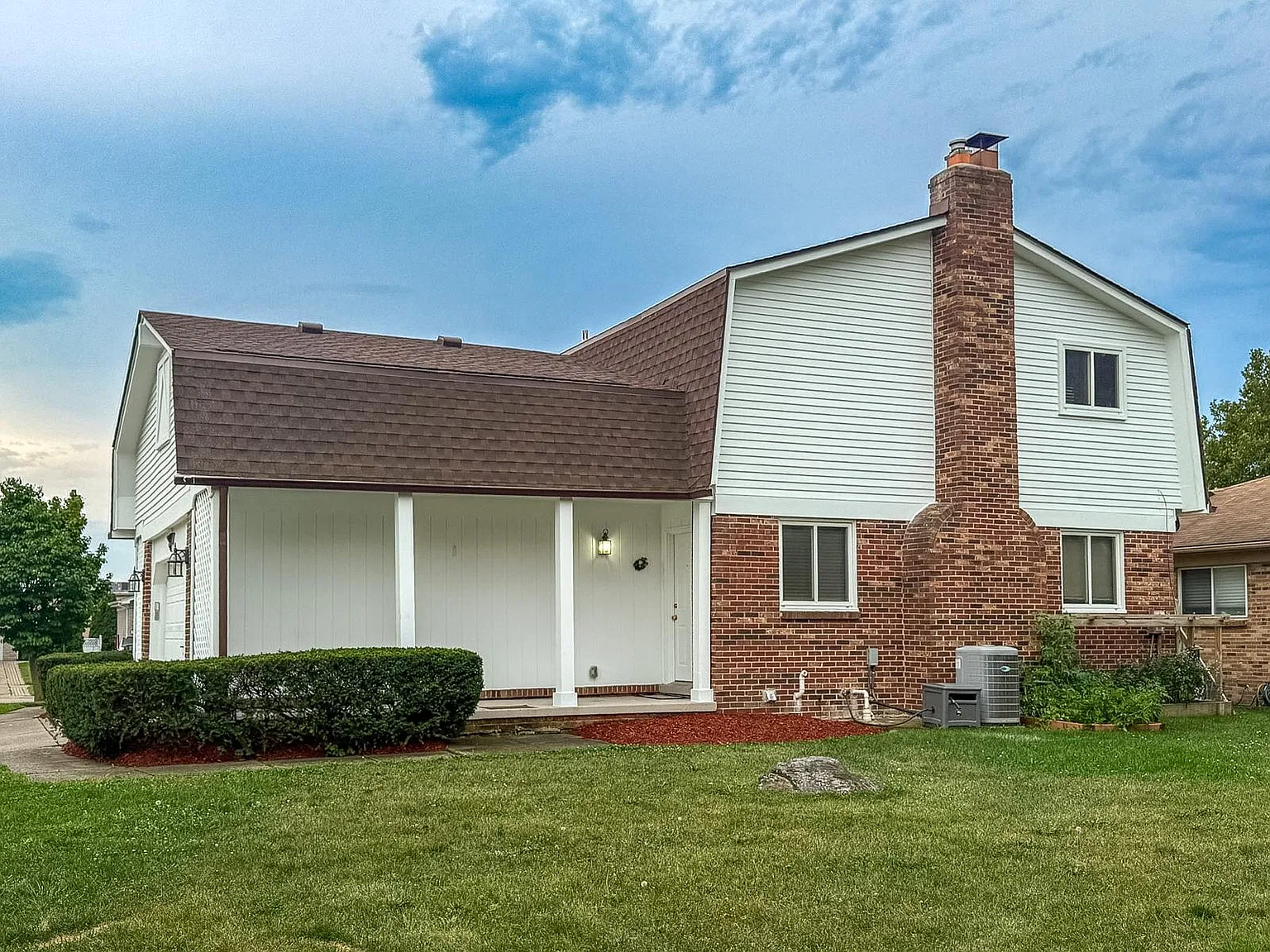 4 bed, 2.5 bath, 3199 sqft, $2,800 — Photo 2