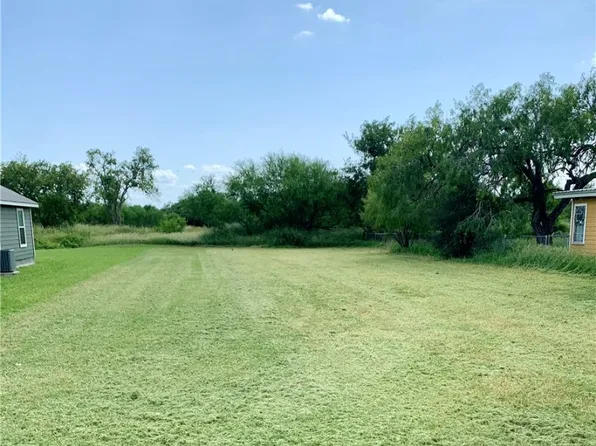 E Copano St, Mathis, TX 78368