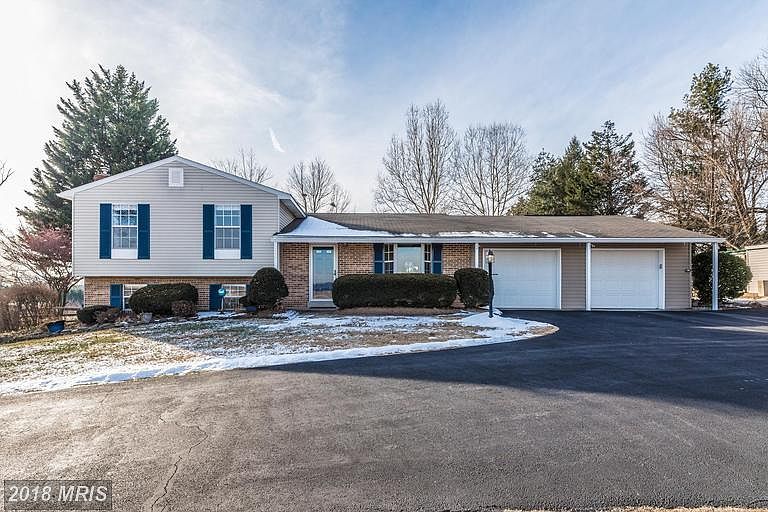 Front of House with wraparound driveway