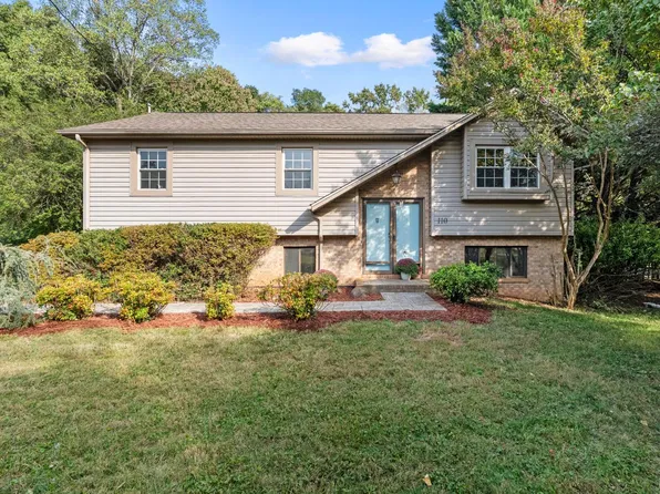 110 Maplewood Dr, Forest, VA 24551