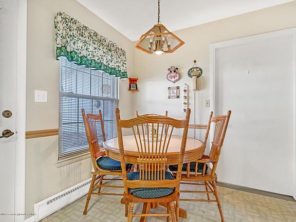 4th image of 1057C Argyll Cir
