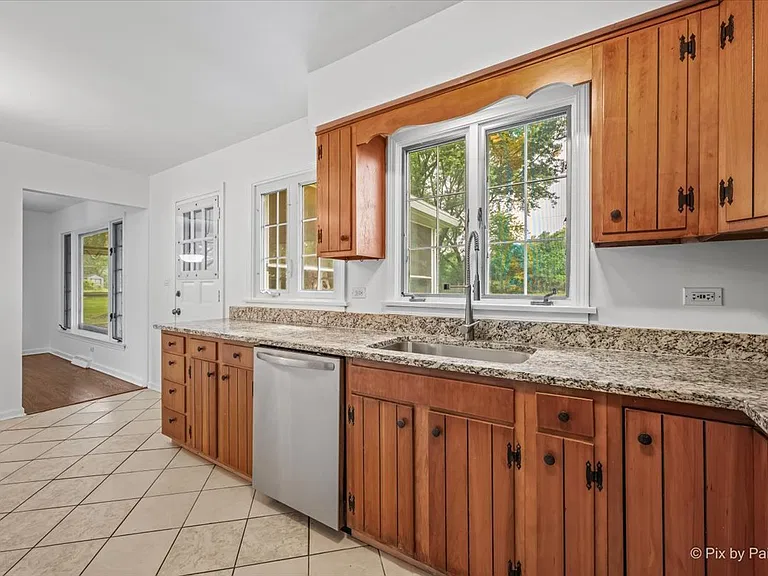 116 S Deerpath Rd — Photo 10