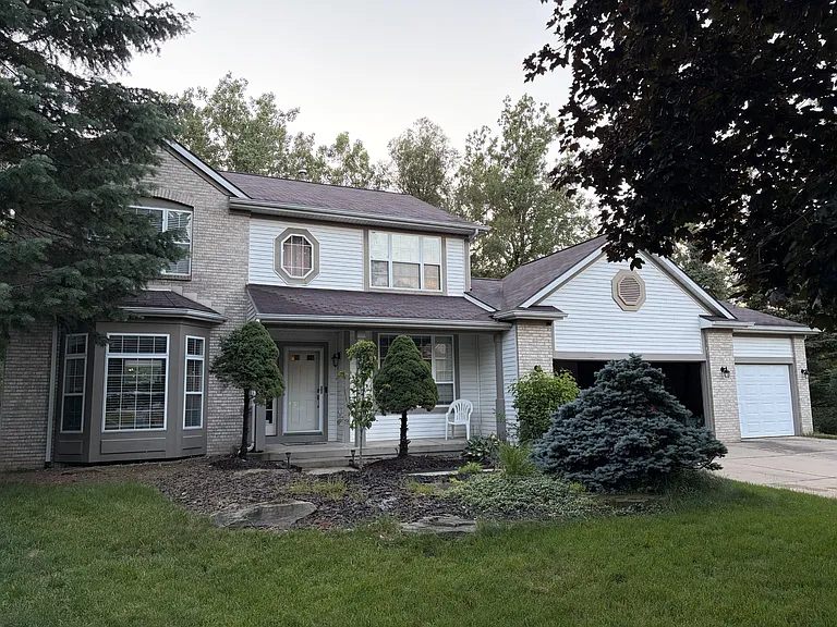 555 N Whitman Ct SE — Photo 1