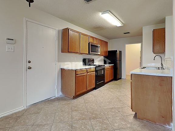 4th image of 2711 Gold Hill Dr