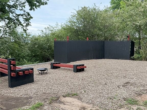 5th image of 305 E Klan St