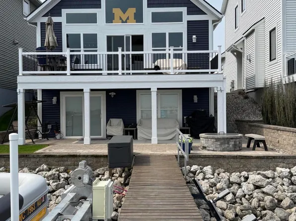 303 Terrace Point Circle Gate #23, Muskegon, MI 49440