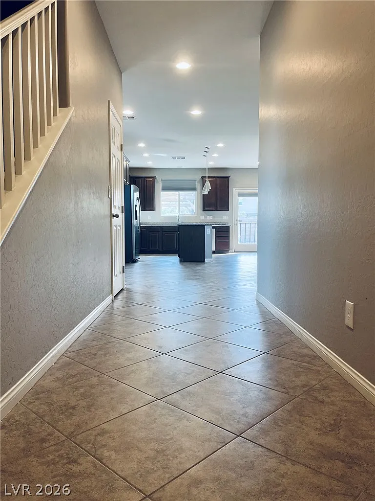 4 bed, 3.0 bath, 2328 sqft, $3,200 — Photo 4