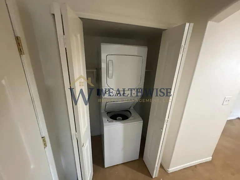 216 E Waverly St — Photo 9