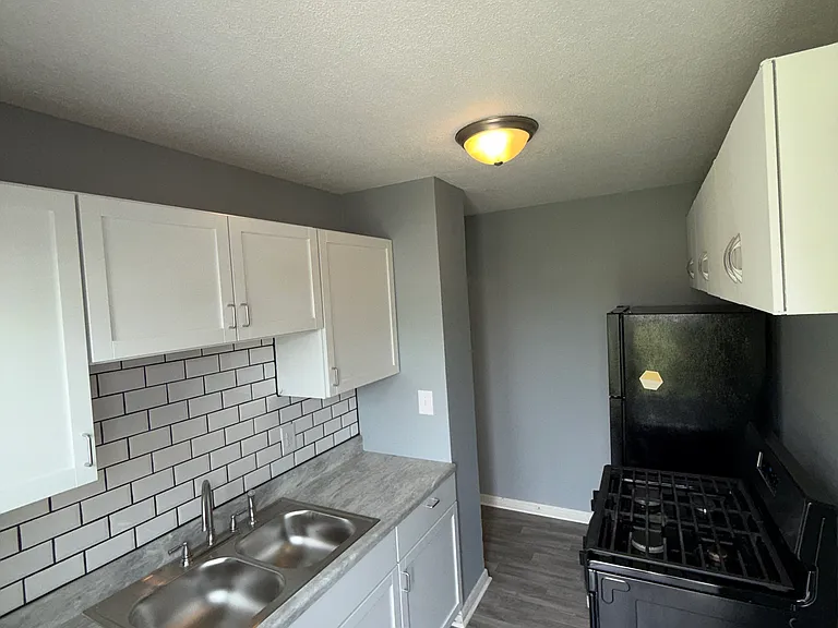 638 S Woodlawn Blvd — Photo 2