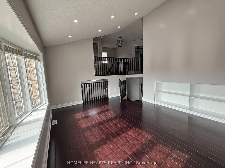 55 Queen Mary Dr — Photo 11