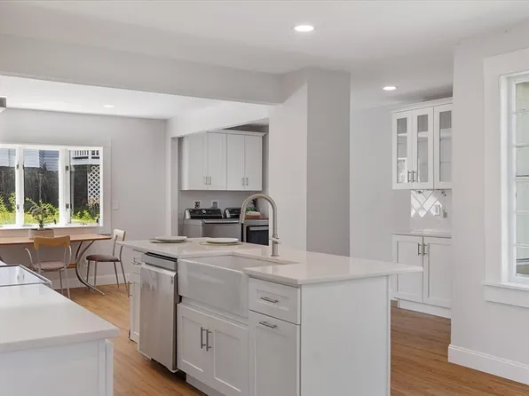 4 Chamberlain Pkwy, Worcester, MA 01602