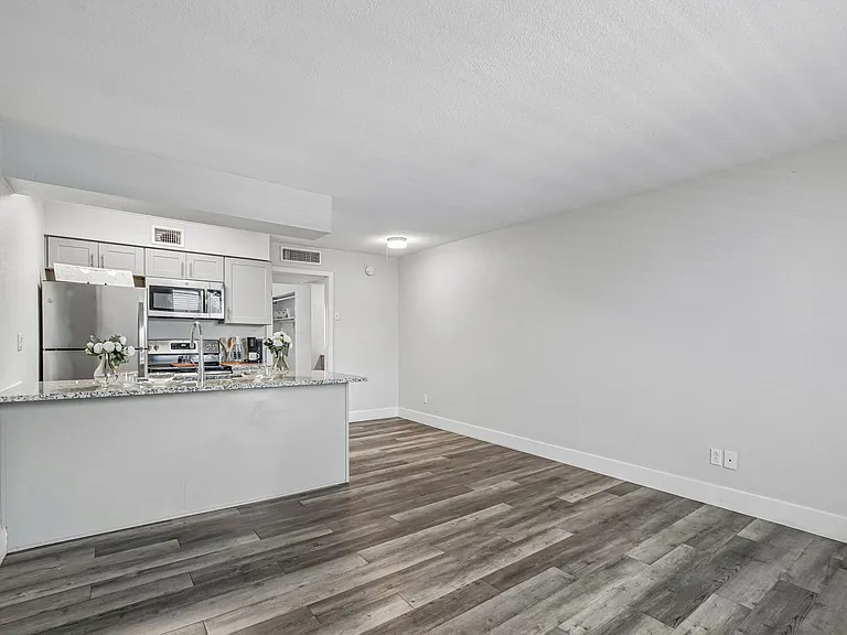 Ava North & South — Photo 30