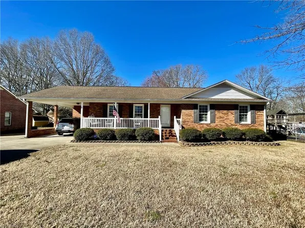 111 Winchester Ct, Trinity, NC 27370