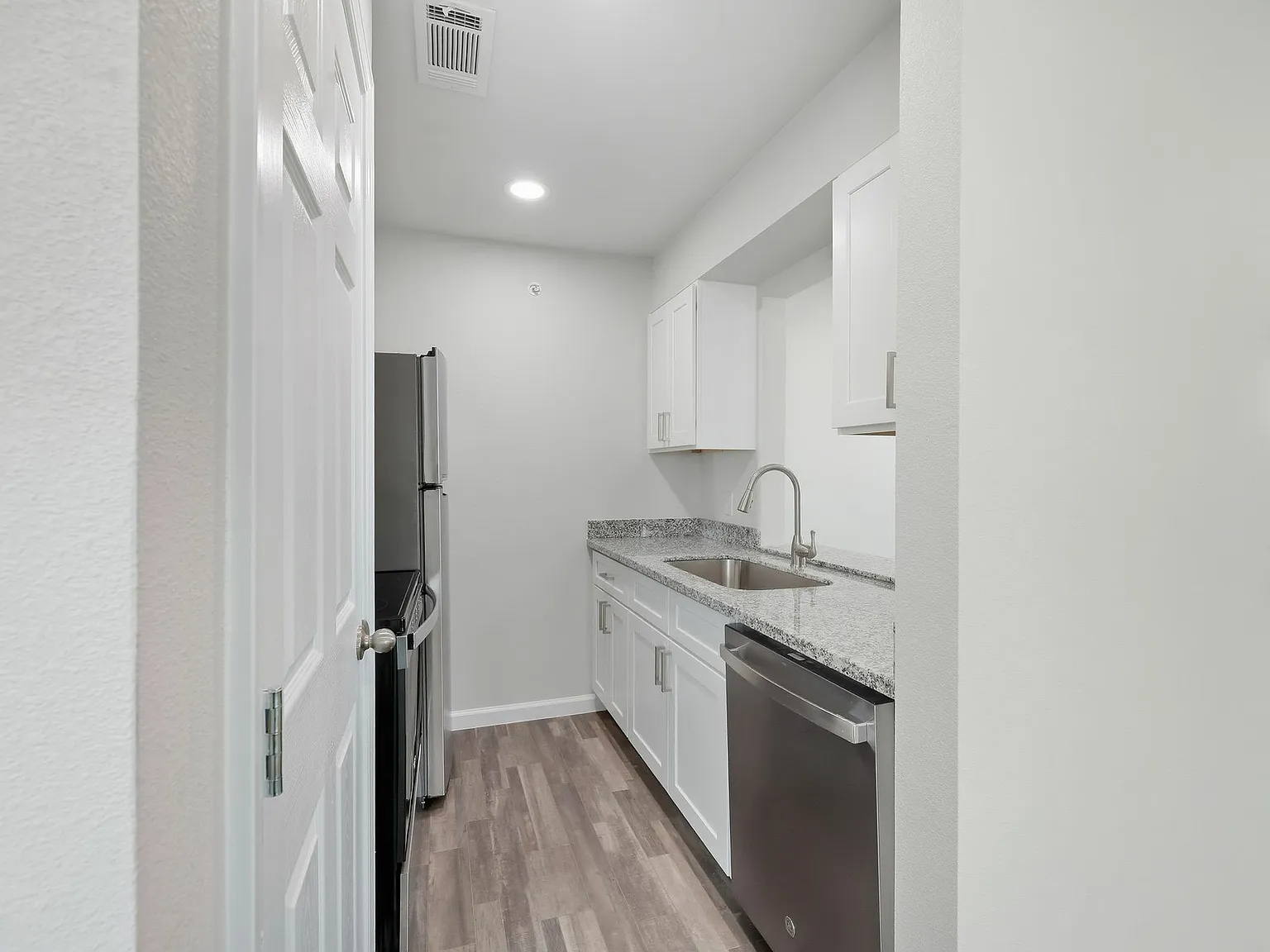 Land's End Apartments — Photo 3