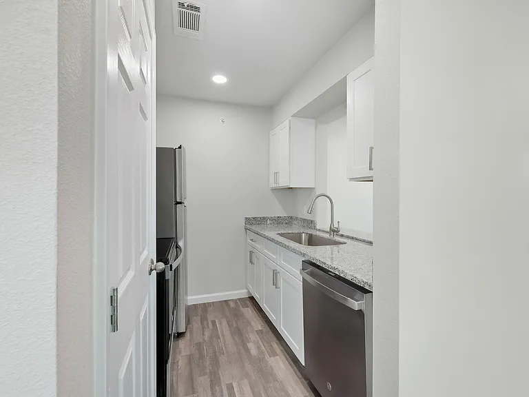 Land's End Apartments — Photo 4