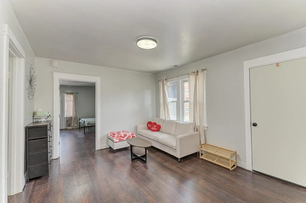 2 bed, 900 sqft, $2,000 — Photo 2