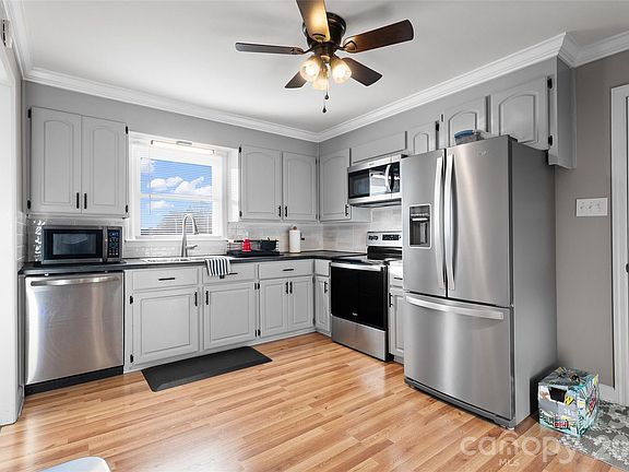 3rd image of 871 Saluda Rd