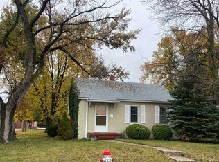 926 Pine Knoll Rd, Hastings, NE 68901