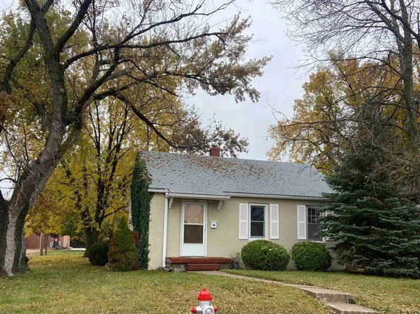 926 Pine Knoll Rd, Hastings, NE 68901