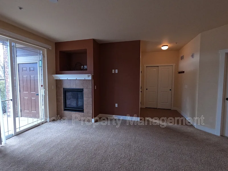 3 bed, 2.0 bath, 1241 sqft, $2,145 — Photo 3