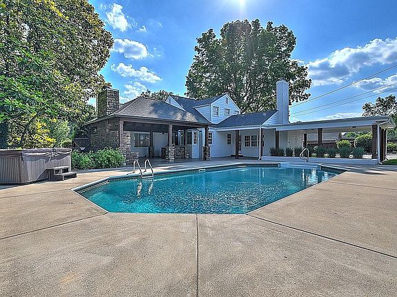 2nd image of 1520 Crescent Dr