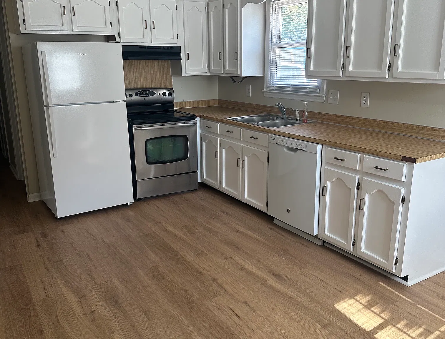 3 bed, 1.5 bath, 1200 sqft, $1,800 — Photo 3