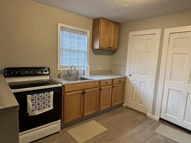 913 S Long St E — Photo 15
