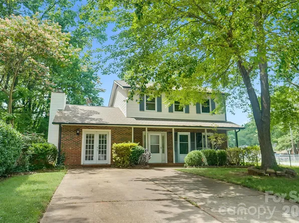 900 Highland Mist Ln, Charlotte, NC 28215