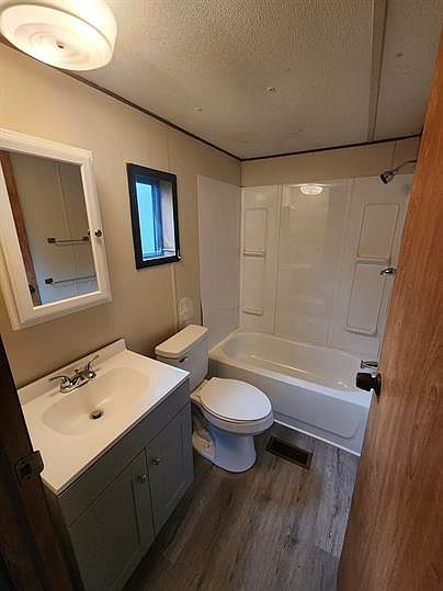 1st image of 2966 Laird Ave