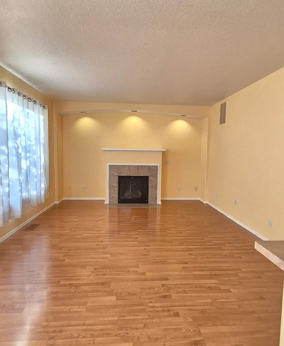 4 bed, 2.5 bath, 1929 sqft, $2,500 — Photo 3