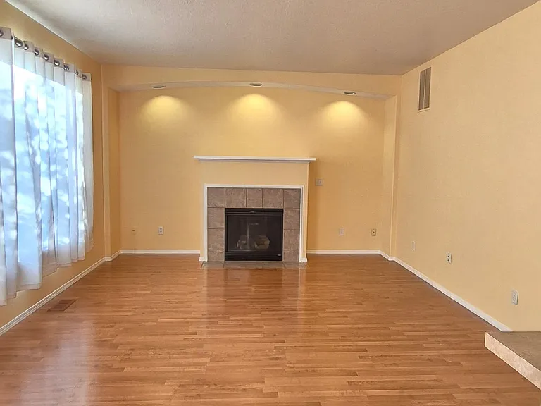 1094 SE Wenlock Ave — Photo 3