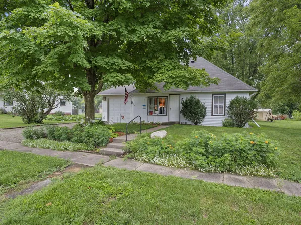 210 N Main St, Grandview, IA 52752