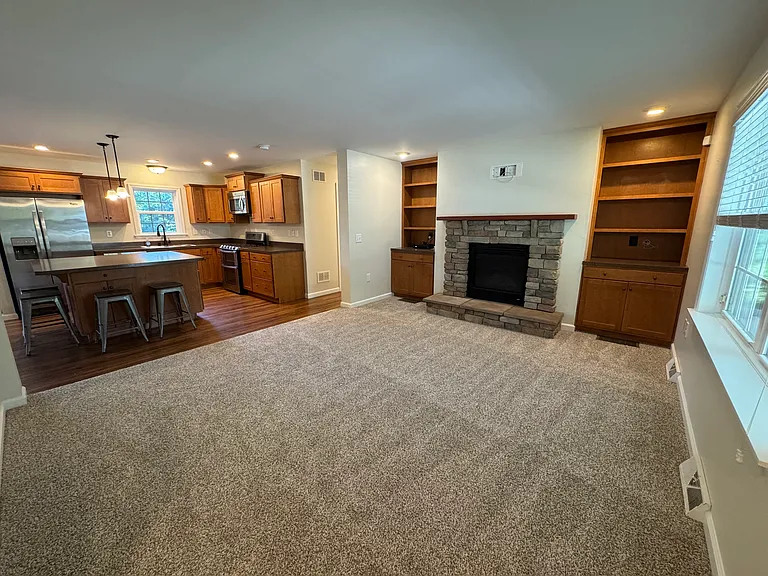 2094 Fieldcrest Dr — Photo 3