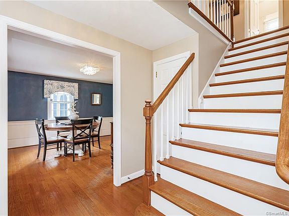 5th image of 22 Applewood Ln