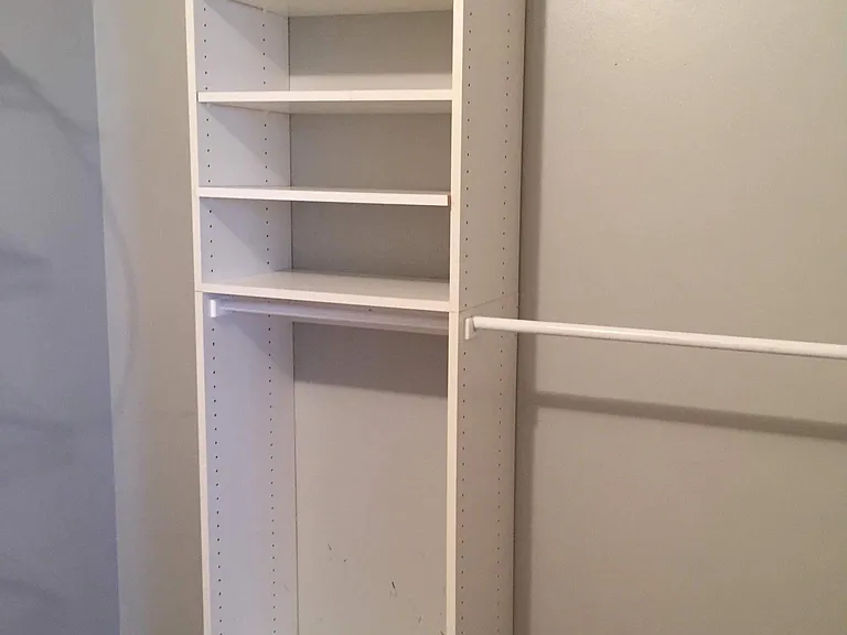 master bedroom walking closet.