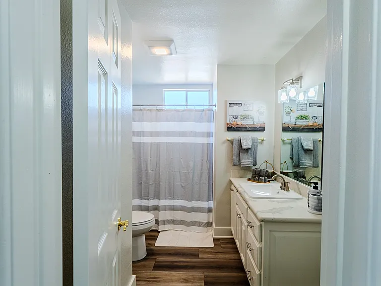 4475 Barnard St — Photo 37