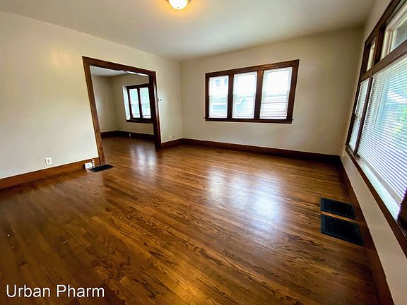 3rd image of 918 Franklin St SE #2