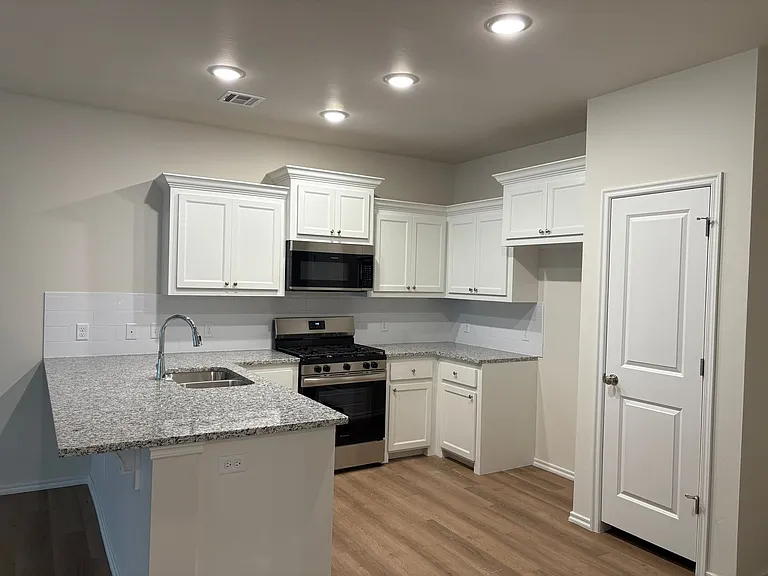 821 S Wilson Ave — Photo 12