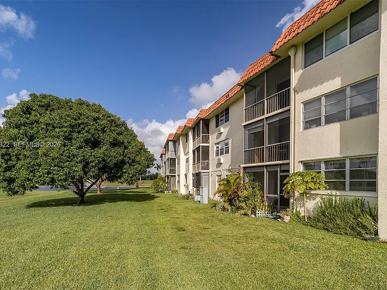 9820 S Hollybrook Lake Dr #106 — Photo 3