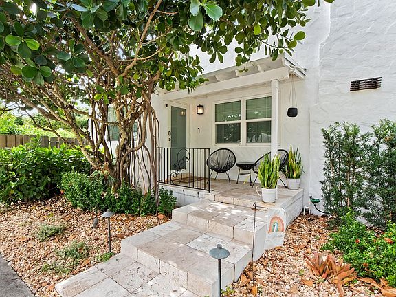 4th image of 615 SE 11th Avenue