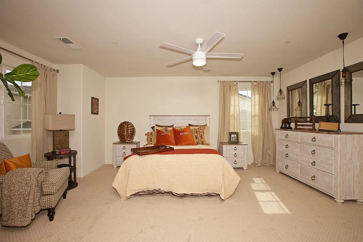 3 bed, 2.5 bath, 1817 sqft, $3,600 — Photo 3
