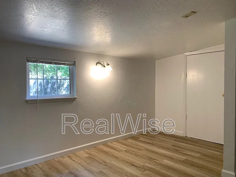 940 SE North St — Photo 61