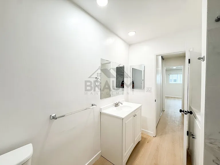 6039 Whitsett Ave — Photo 28