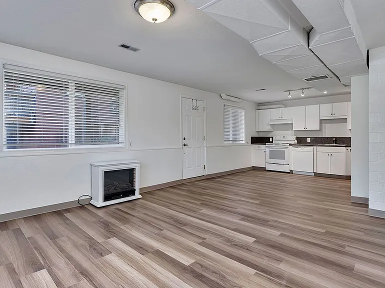1 Bed 1 Bath in Prime NW District! — Photo 21
