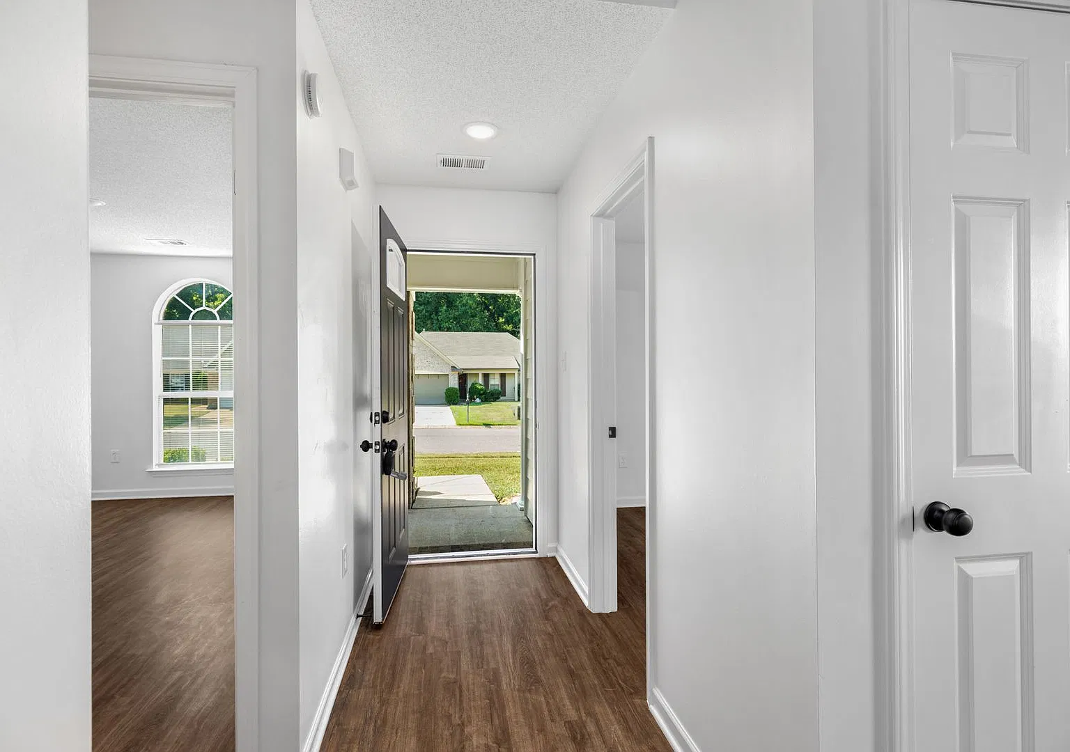 Recently renovated 3 bedroom, 2 bathroom home in Southaven — Photo 4