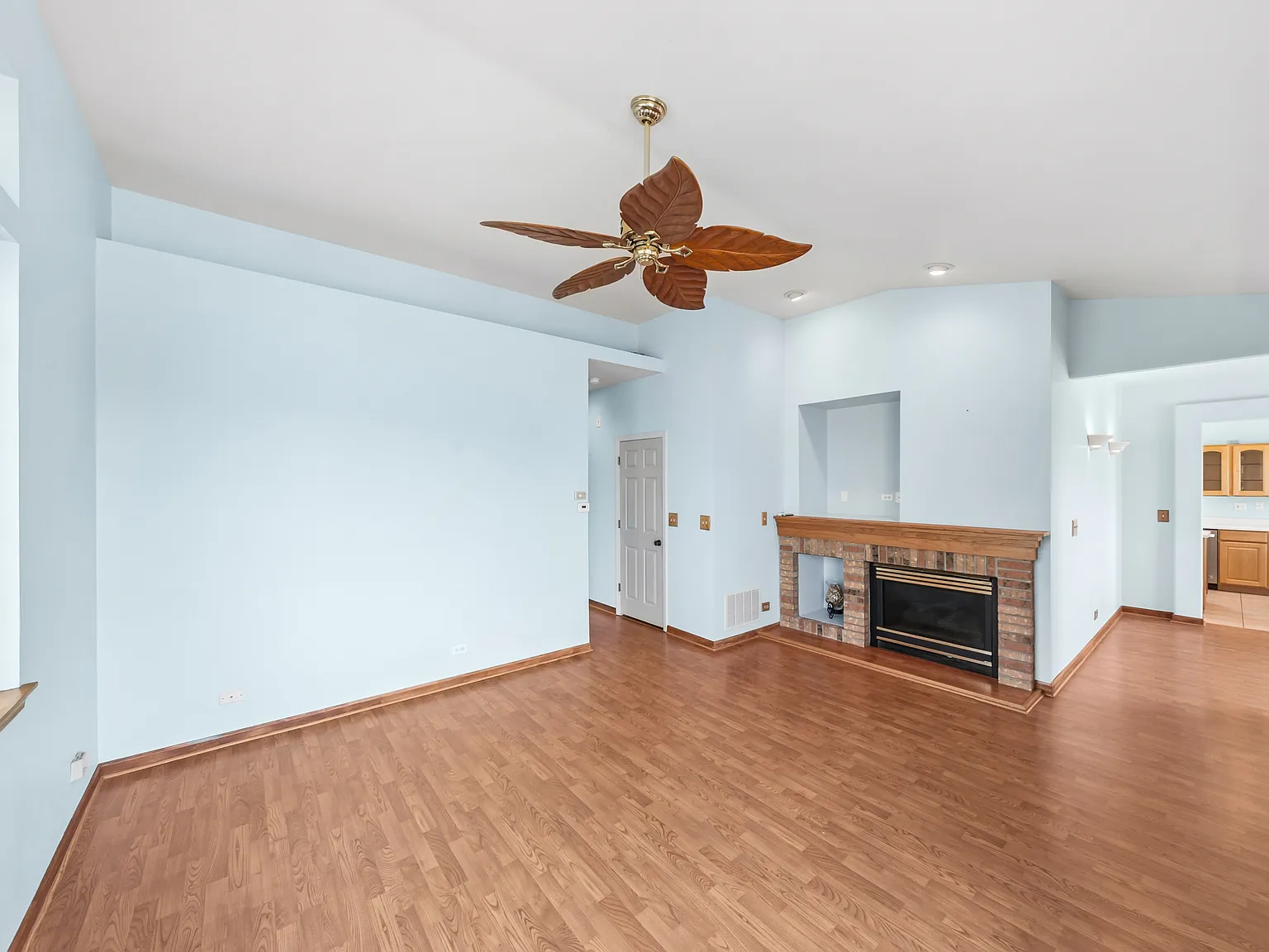 2 bed, 1400 sqft, $2,550 — Photo 4
