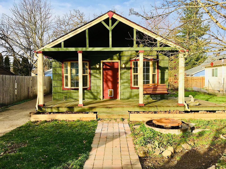 Charming 1923 bungalow!